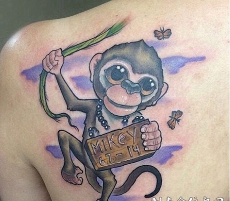 肩部可爱的猴子纹身图案