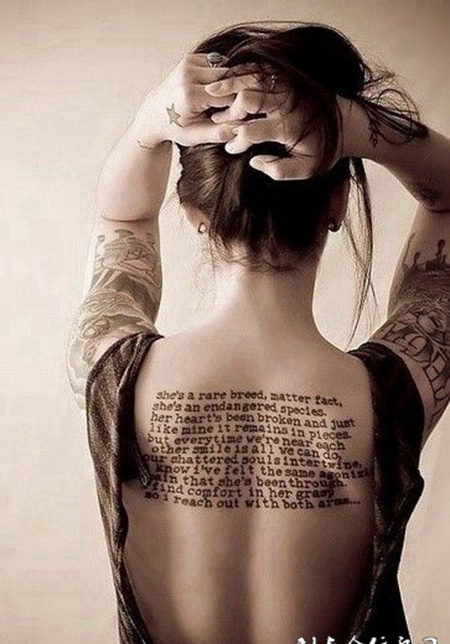 女生背部时尚英文纹身图案