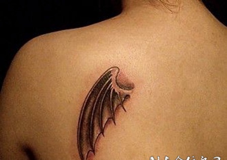 背部堕落天使小翅膀纹身图片图案