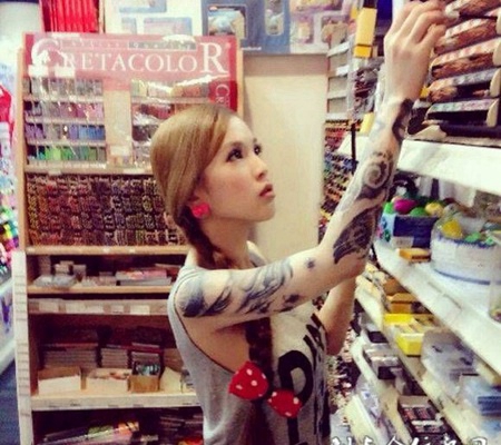 金泫雅手臂性感纹身图片