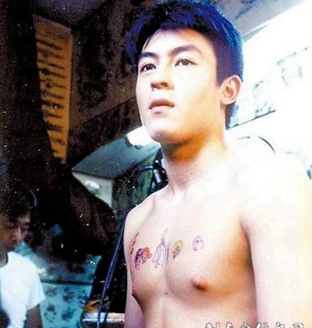 陈冠希胸前纹身图片