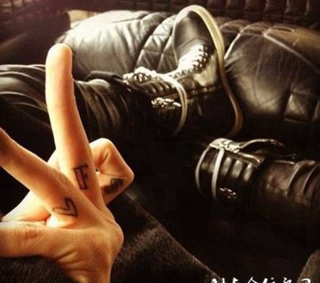 权志龙手指字母纹身图片