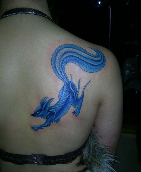 背部蓝色狐狸纹身图案