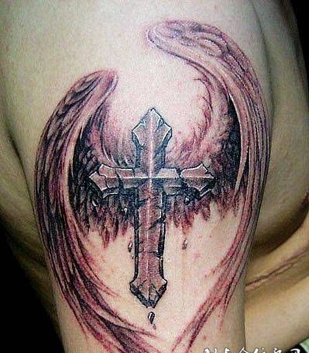 大臂独特的十字架翅膀纹身图案
