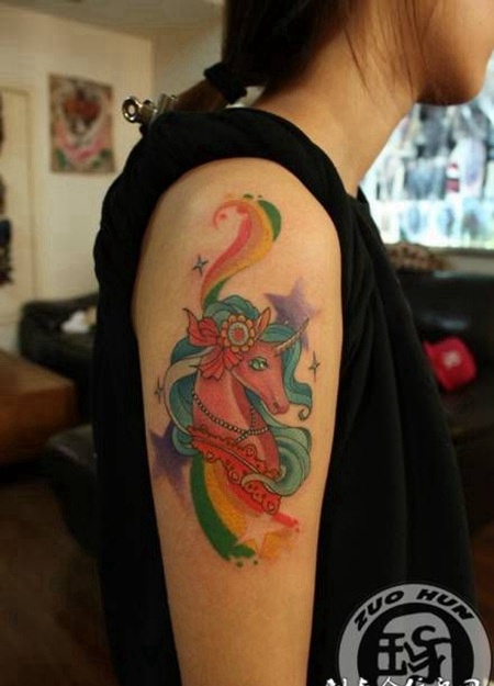 女生大臂粉色独角兽纹身图案