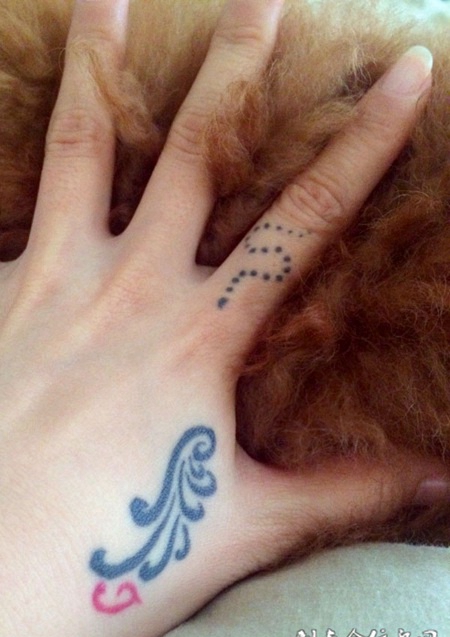 虎口创意翅膀纹身图片