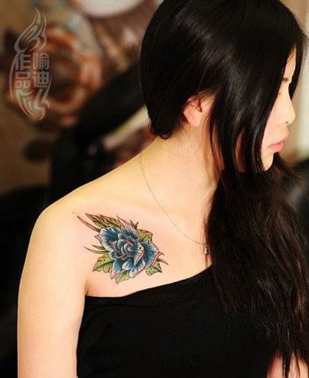 美女肩部性感的玫瑰花纹身图片
