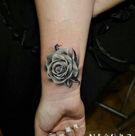 手腕灰白色玫瑰花纹身图案