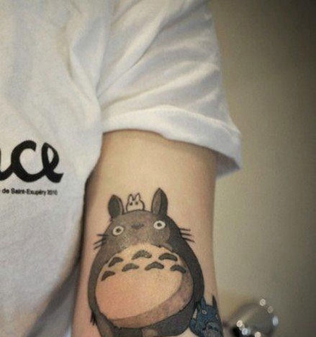 女生手臂侧面龙猫纹身图案