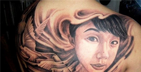 后背上的女孩肖像纹身