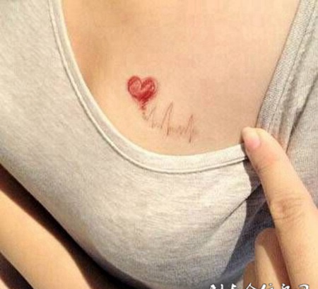 女生胸部心电图爱心纹身图片