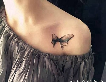 女生锁骨性感的蝴蝶结纹身图案