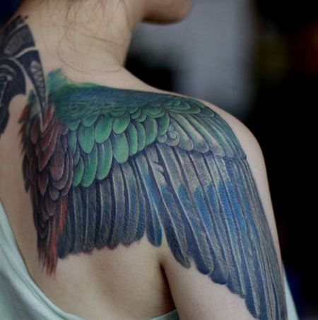 肩部精美的翅膀纹身图片