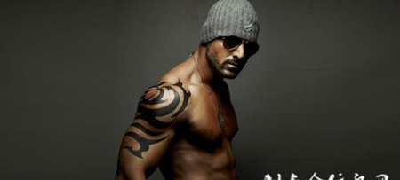 纹身肌肉男侧着的图片高清大图