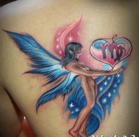 女生肩部托起爱心的精灵纹身图片