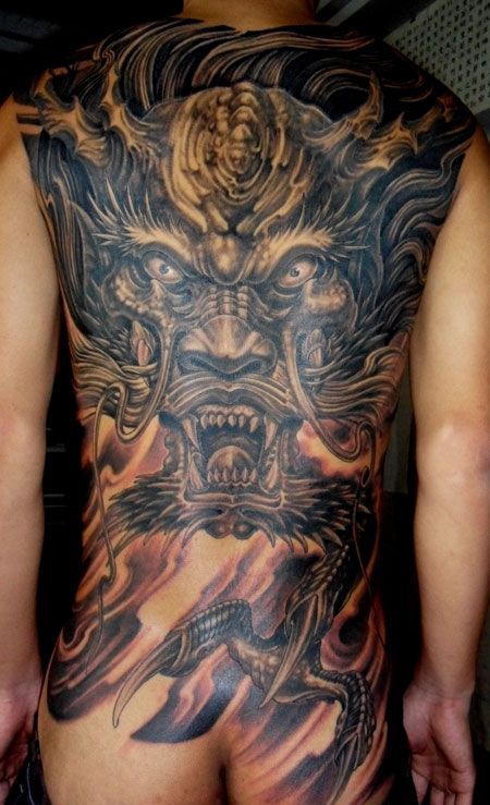 男性满背霸气的龙头纹身图案