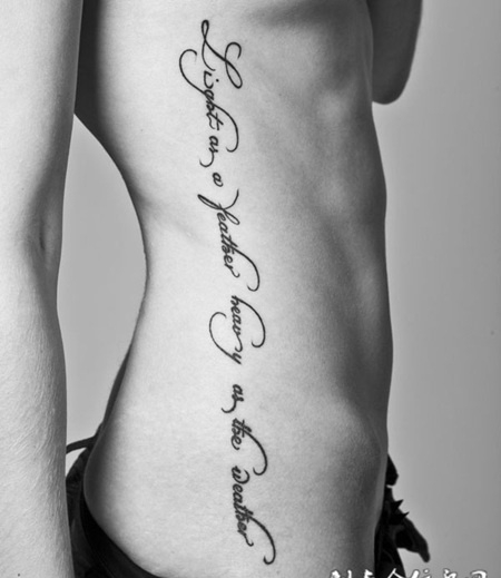 女生侧腰简单英文纹身图案