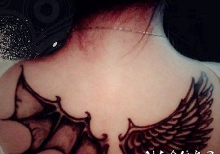 女人背部恶魔翅膀和天使翅膀纹身图案