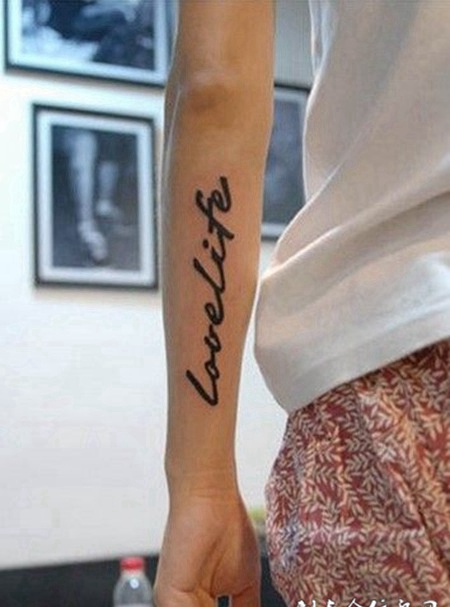 男生手臂英文纹身时尚个性图案