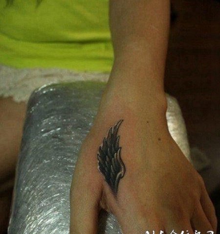 女生手部小翅膀纹身图案大全