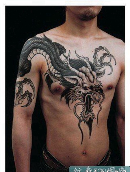 男生个性复古图腾半甲纹身图片