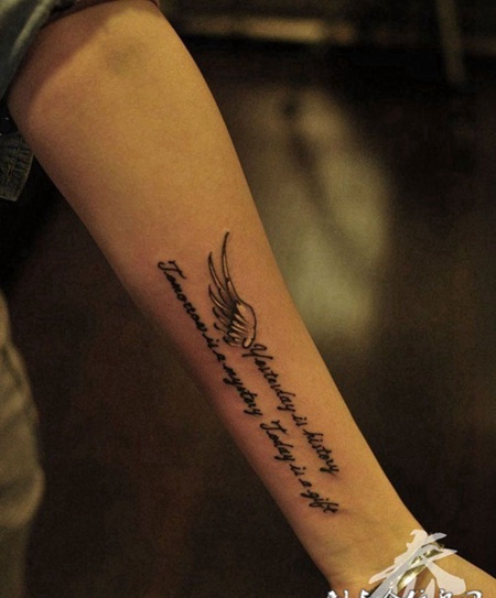 女生手臂翅膀励志英文短句纹身图案大全