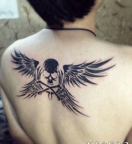 女生背上性感的翅膀纹身图案