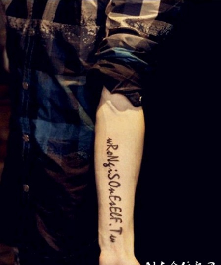 男生手臂上的英文纹身图片欣赏