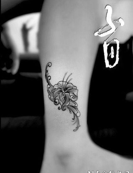 女生小腿黑白彼岸花纹身图案欣赏