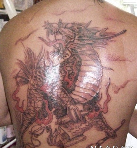 男生个性后背麒麟纹身图腾大全