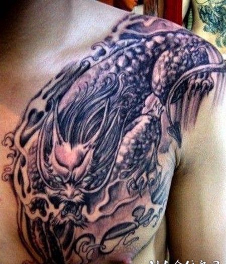 男生个性胸前纹火麒麟纹身图片