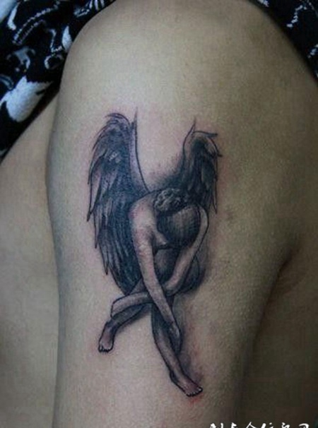 男生手臂黑白天使翅膀纹身图案欣赏