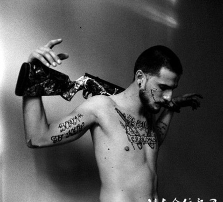 男人胸前个性英文纹身图案精选