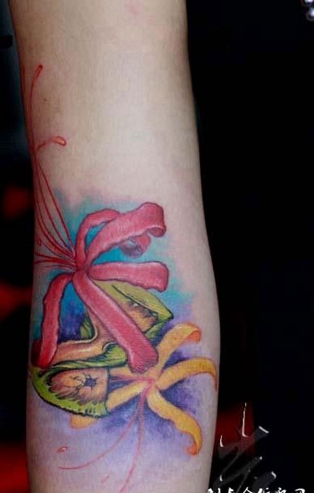 欧美女生腿部彩色彼岸花纹身图案欣赏