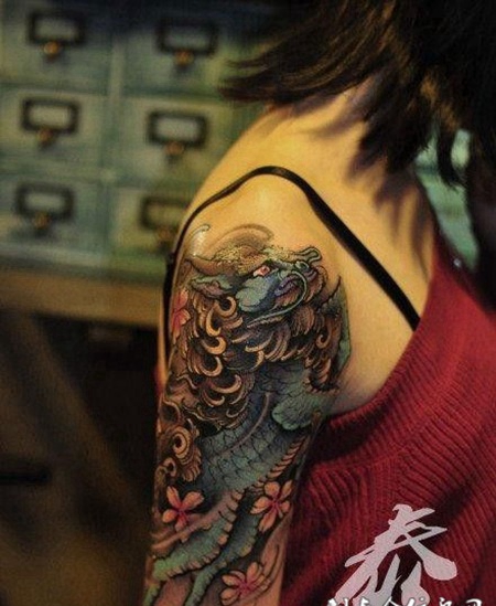 女生手臂彩色麒麟纹身图片简约时尚