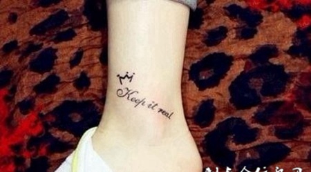 女生脚踝处简单的纹身英文小图案