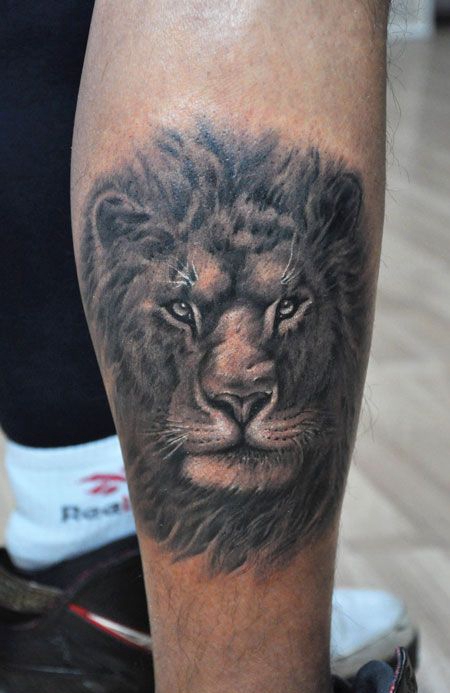 小腿上的狮子头部纹身图案