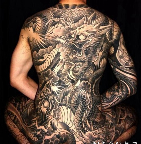 男生霸气黑白后背龙纹身图片大全