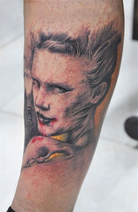 小腿上的吸血鬼纹身图案