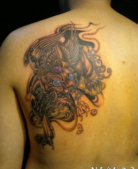 男生后背彩色麒麟纹身图案时尚霸气