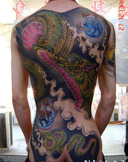 后背鲜艳的满背龙纹身图片大全