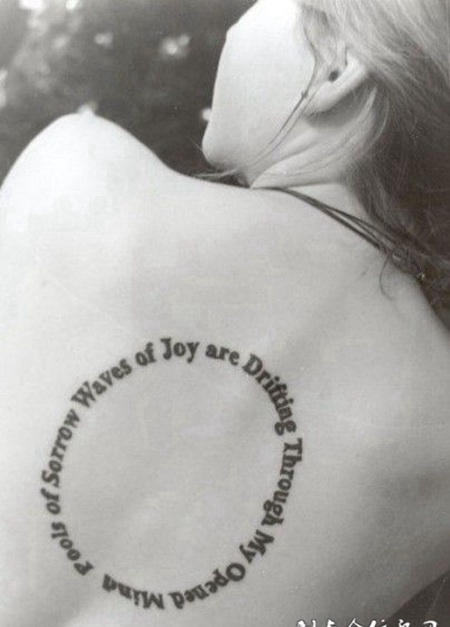 女性后背圆圈图案加英文纹身高清图片