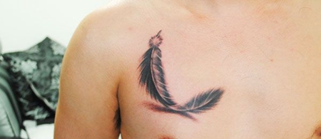 胸前的羽毛纹身图案