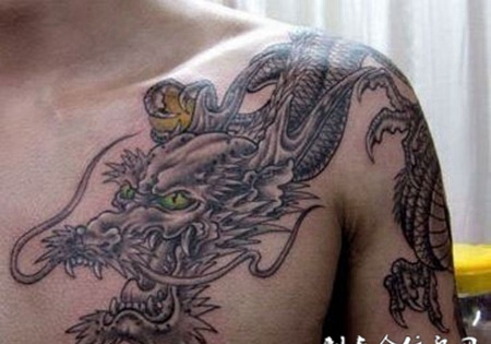 男生肩部帅气的披肩龙纹身图案欣赏