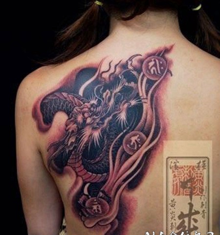 女生后背d过肩龙纹身图案欣赏