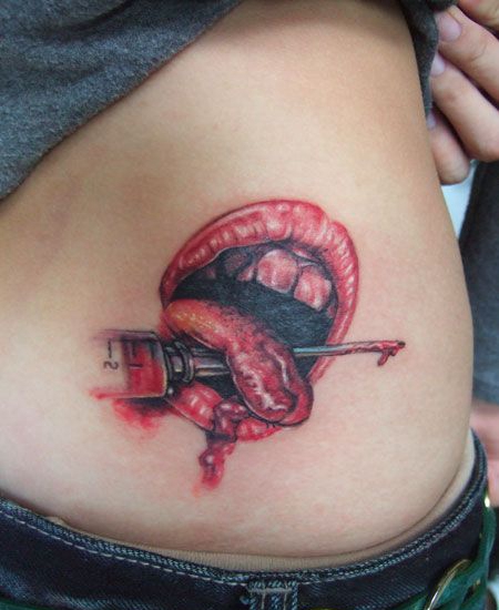 侧腰红唇舌头纹身图案