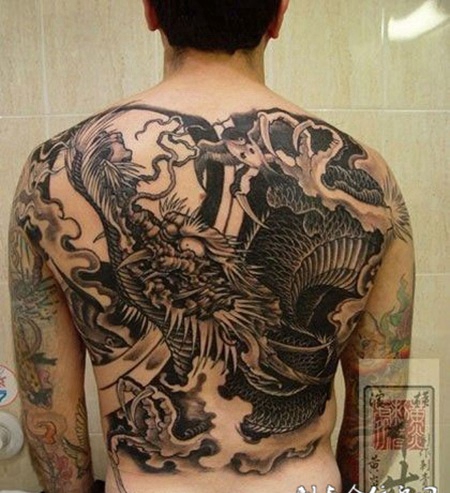 日本男生霸气满背龙纹身图片大全