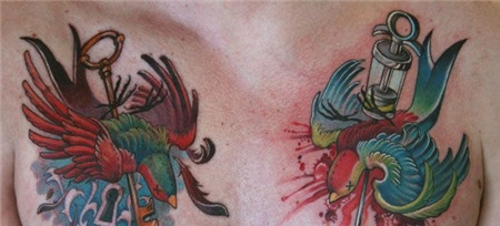 胸前的燕子纹身图案