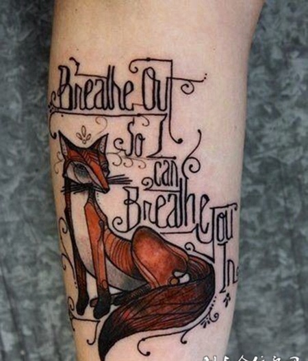 美女手臂小狐狸英文纹身图案大全