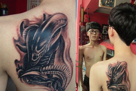 背部黑灰海豚纹身图案